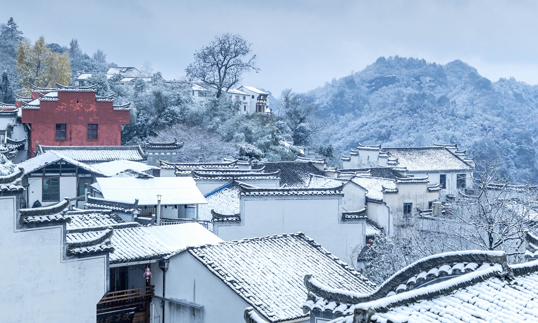 積雪凝蒼翠 齊云開神秀