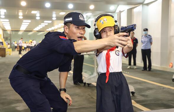 小小萌娃探警營