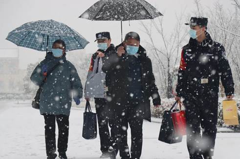 績溪：護航風(fēng)雪返程路