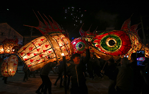 安徽黃山：魚(yú)燈嬉游鬧古村