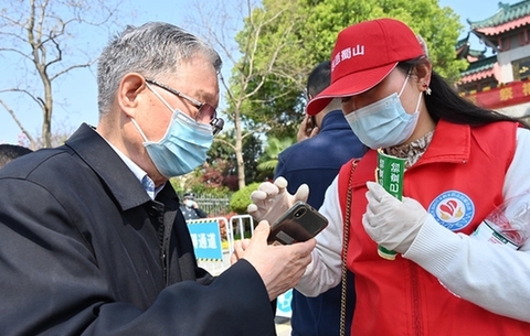 【網絡中國節(jié)·清明】祭掃防疫兩不誤 志愿服務有溫度