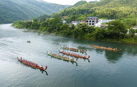 【“飛閱”中國(guó)】龍舟競(jìng)渡山水間