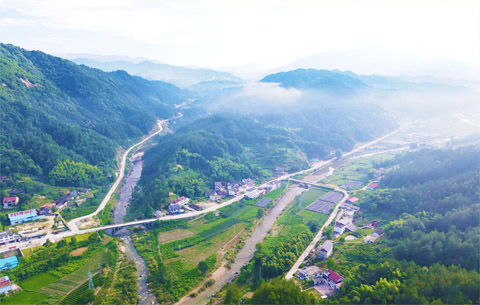 云繞大別山 田園如詩畫