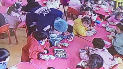 幼童吃飯卡喉 老師用海姆立克法急救脫險